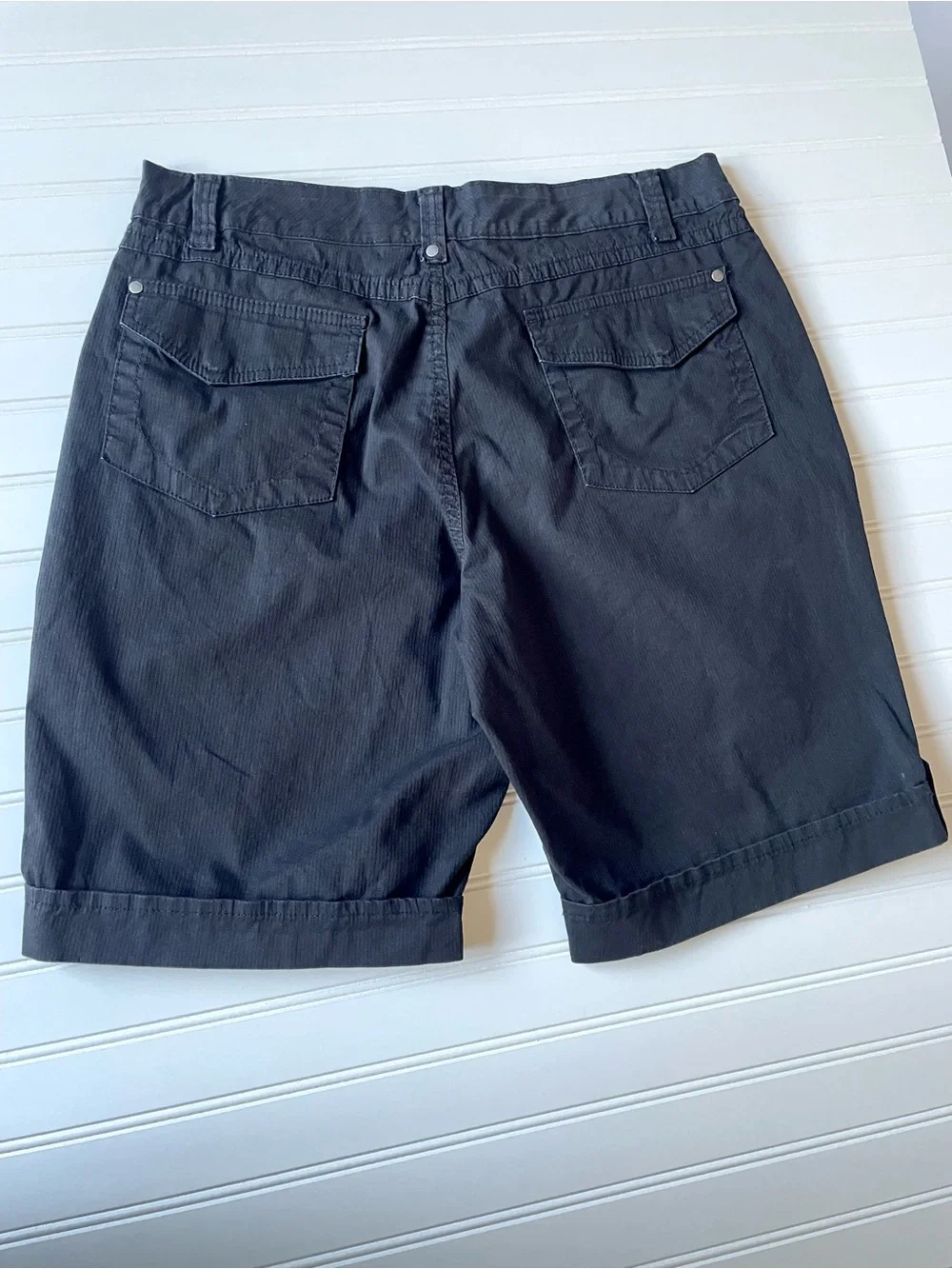 Gloria Vanderbilt black bermuda